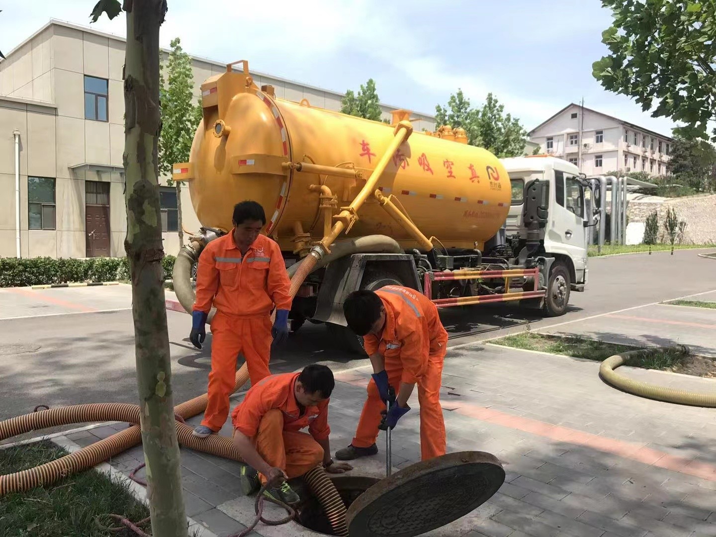 道外管道疏通车停在窨井附近