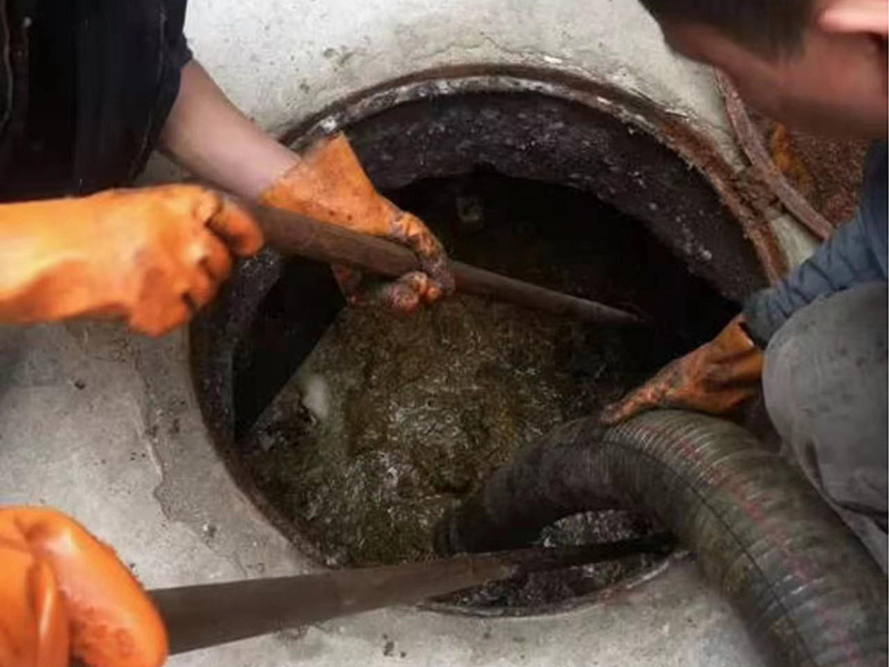 道外清理化粪池时如何避免沼气的危害？